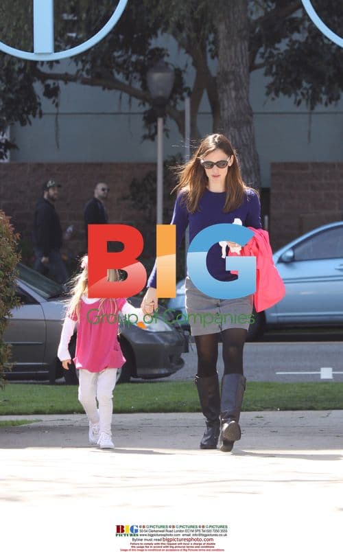 Jennifer Garner with Daughters at Park