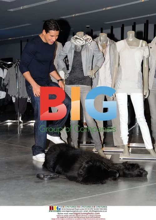 Mario Lopez shops with girlfriend