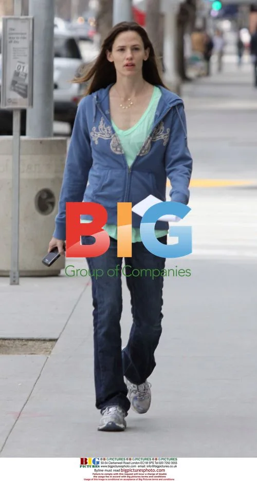 Jennifer Garner grabs coffee before picking up daughter Violet
