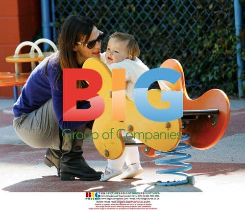 Jennifer Garner with daughters at park