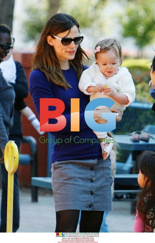 Jennifer Garner plays with daughters at Santa Monica park