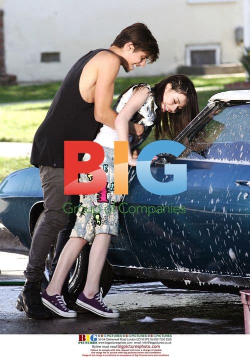 Miranda Cosgrove & Josh Oliver on "Kissin' U" video set