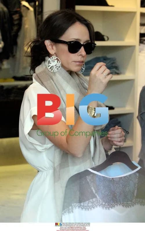Jennifer Love Hewitt Shopping in LA