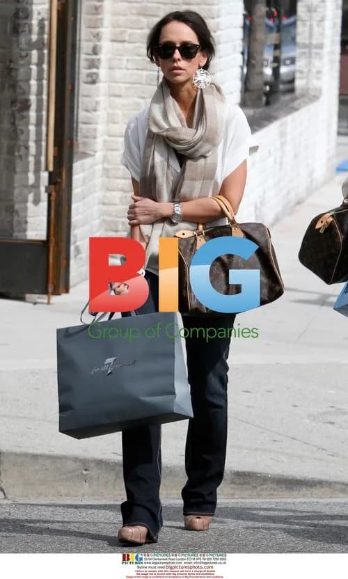 Jennifer Love Hewitt Shopping in LA