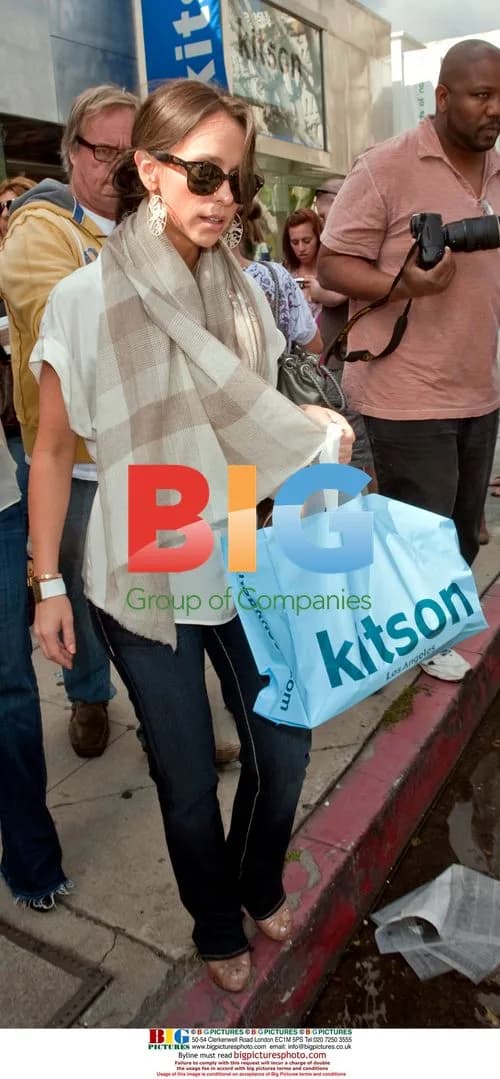 Jennifer Love Hewitt Shopping in Beverly Hills