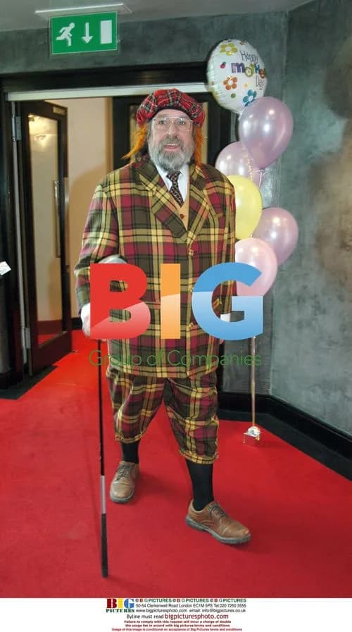 Ricky Tomlinson surprises mums at Herberts Hairdressers