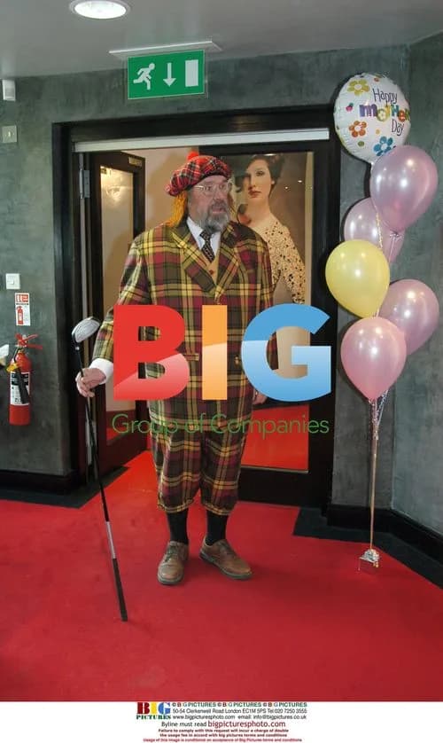Ricky Tomlinson surprises mums in Liverpool
