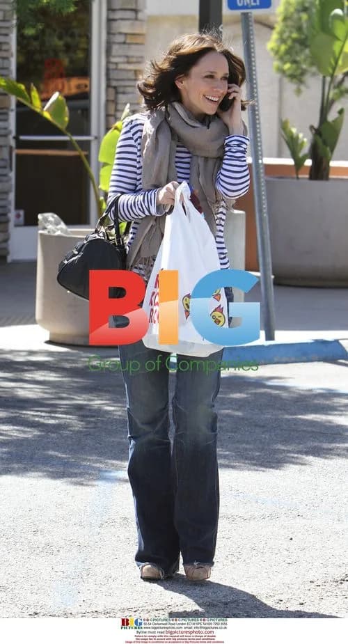 Jennifer Love Hewitt grabs food in Toluca Lake