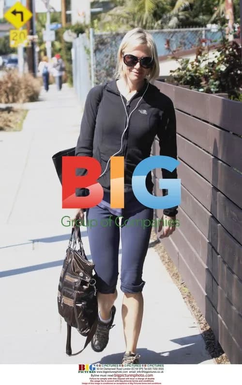Renee Zellweger Walks to Lunch in Venice, CA