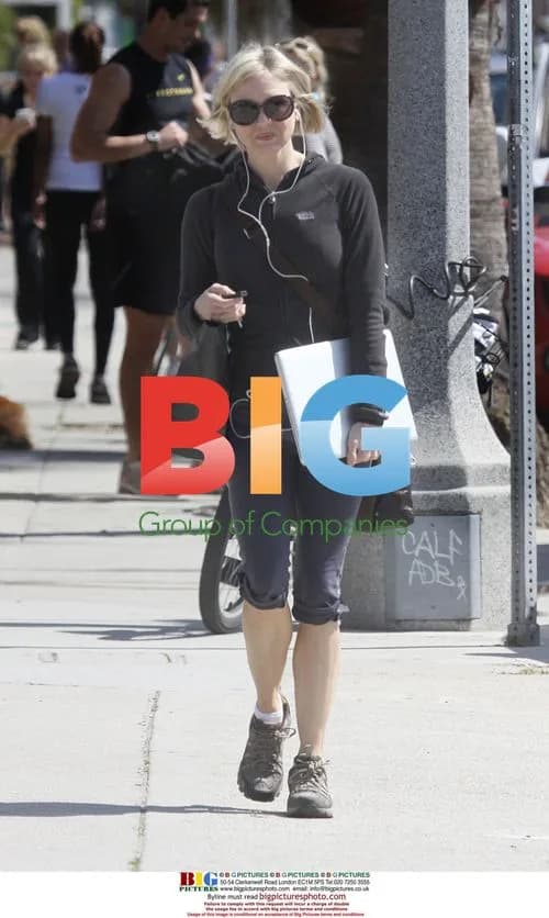 Renee Zellweger Walks to Lunch in Venice