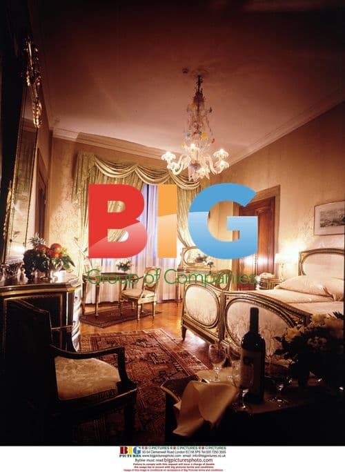 Angelina Jolie and Johnny Depp on The Tourist set