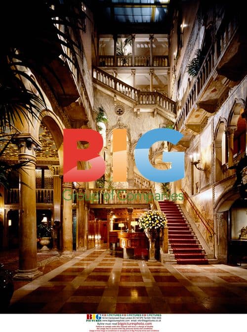 Angelina Jolie and Johnny Depp filming 'The Tourist' in Venice