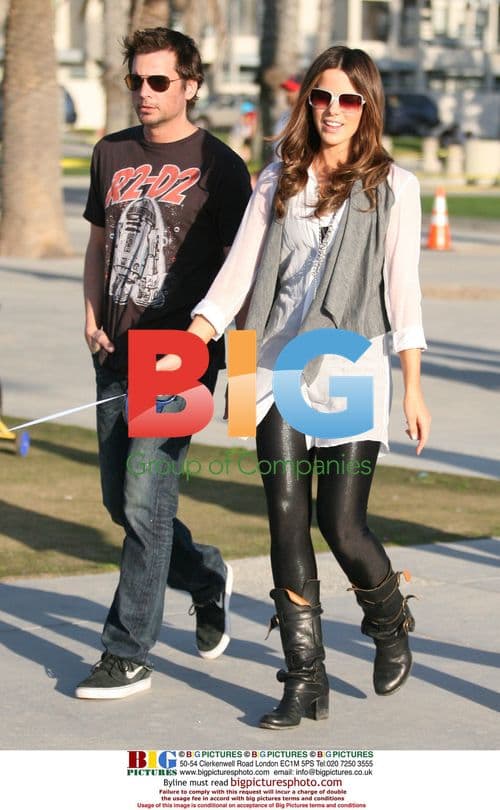 Kate Beckinsale, Len Wiseman and Lily Mo Sheen at Venice Beach