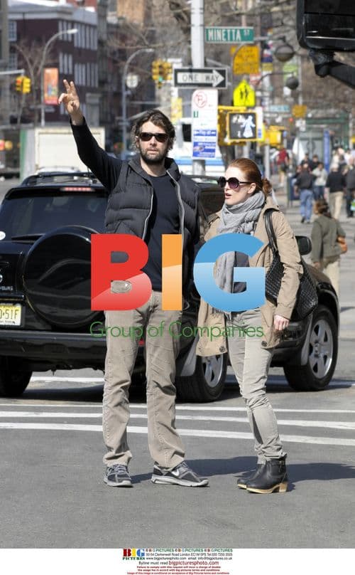 Julianne Moore and Bart Freundlich Hailing Cab