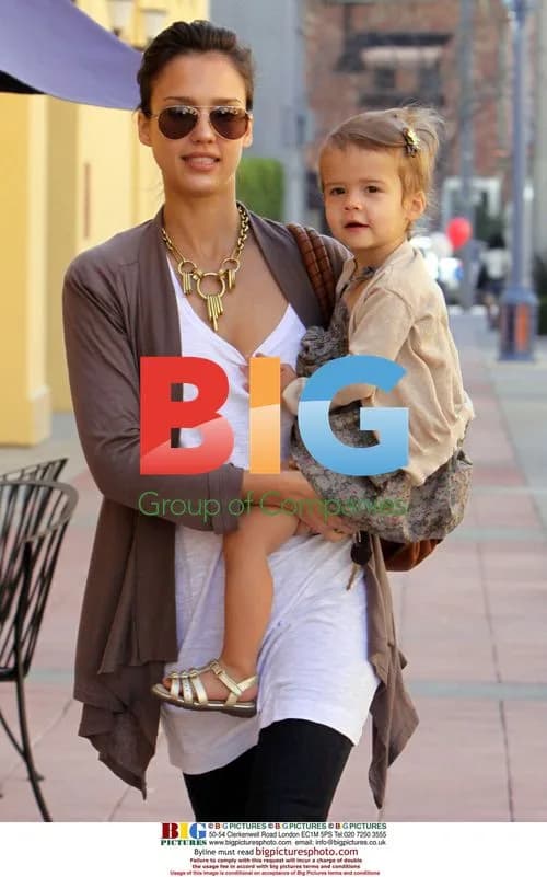 Jessica Alba and daughter Honor grocery shopping
