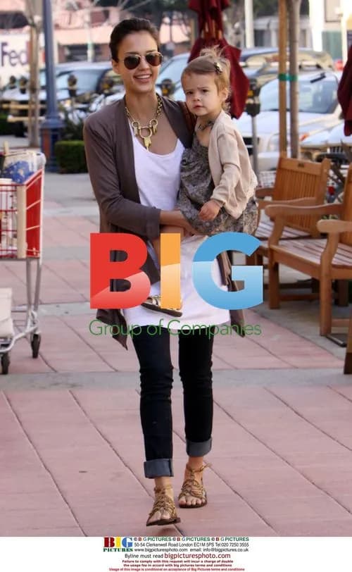 Jessica Alba and Daughter Shop at Trader Joe's