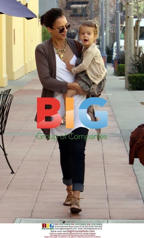 Jessica Alba and daughter shop at Trader Joe's
