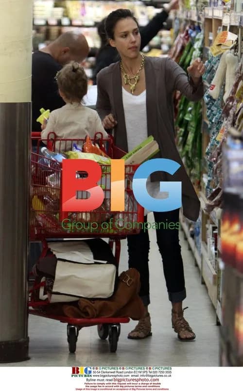 Jessica Alba and daughter shop at Trader Joe's