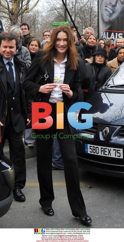 Sarkozy and Bruni vote hand-in-hand