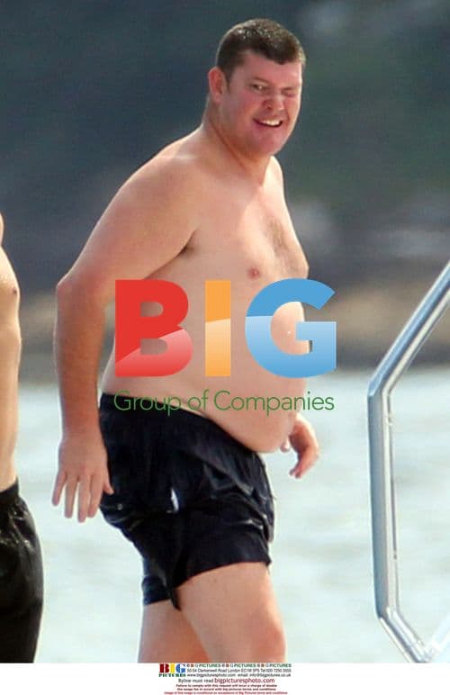 James Packer enjoys drinks and games with friends