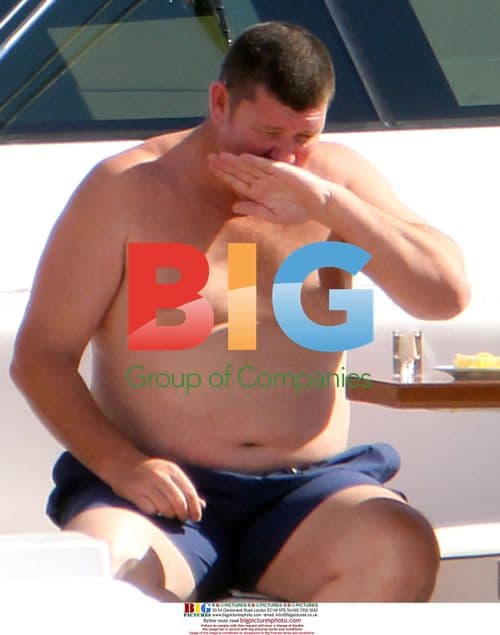 James Packer Enjoys Drinks and Games on Sydney Harbor