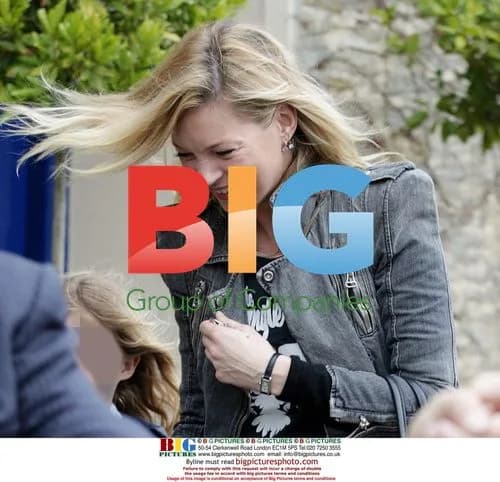 Kate Moss & Family at Pub