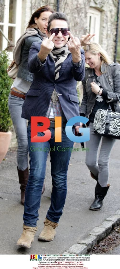 Kate Moss and Jamie Hince at Pub with Friends