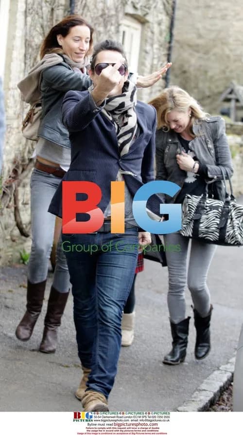 Kate Moss and Jamie Hince go to pub with friends