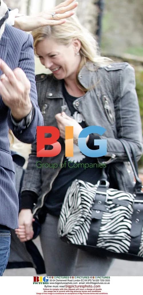 Kate Moss and Family Going to Pub