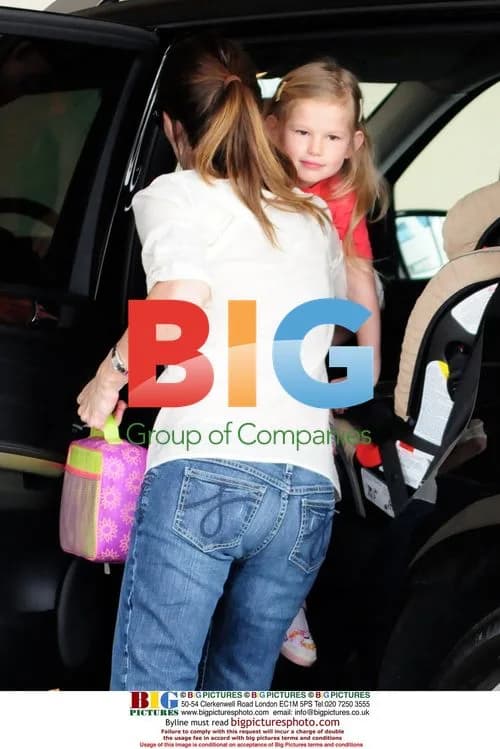Jennifer Garner Kisses Daughter Violet Off to School