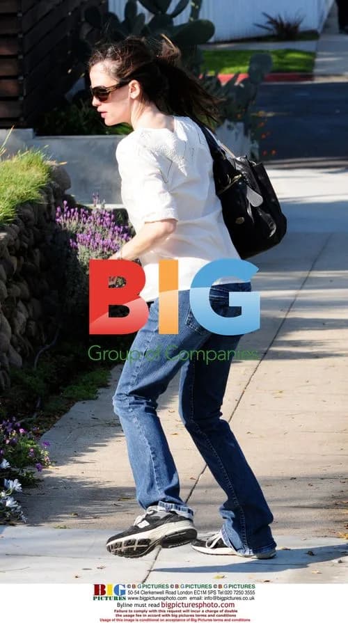 Jennifer Garner sends Violet off to school