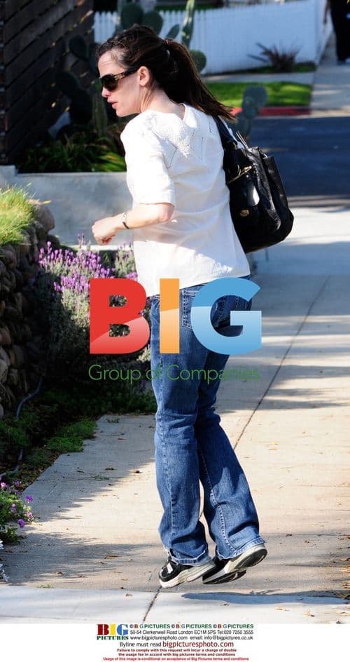 Jennifer Garner sends Violet off to school