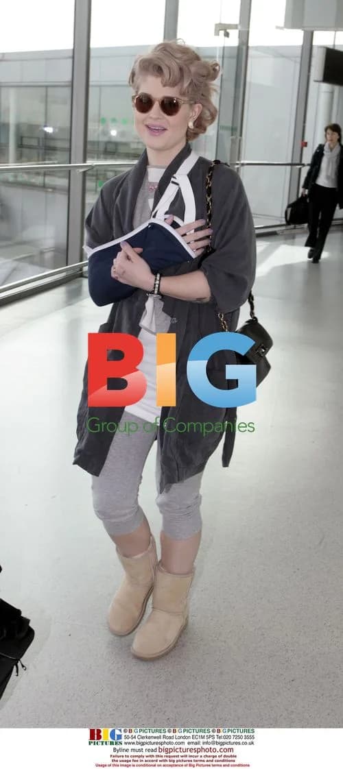 Kelly Osbourne Arrives in London with Injured Arm