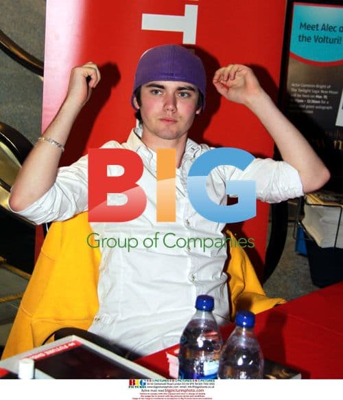 Cameron Bright signs autographs at 'New Moon' DVD release