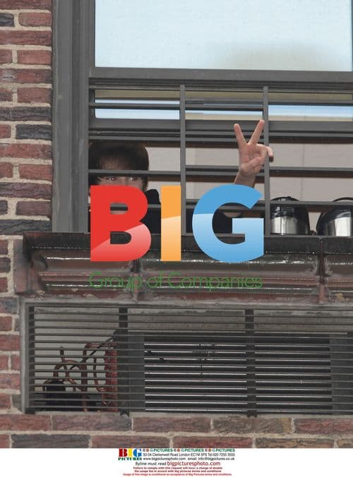 Justin Bieber waves to fans from Letterman studio