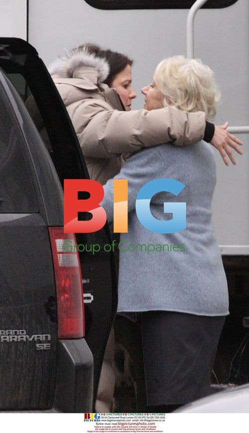 Mary-Louise Parker and Helen Mirren on "Red" set