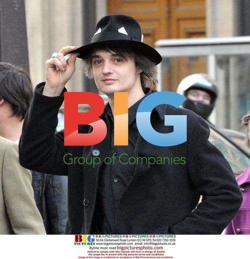Pete Doherty Drinks with Friends in Paris