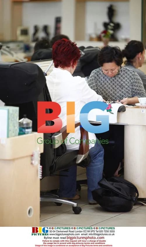 Sharon Osbourne Gets Nails Done