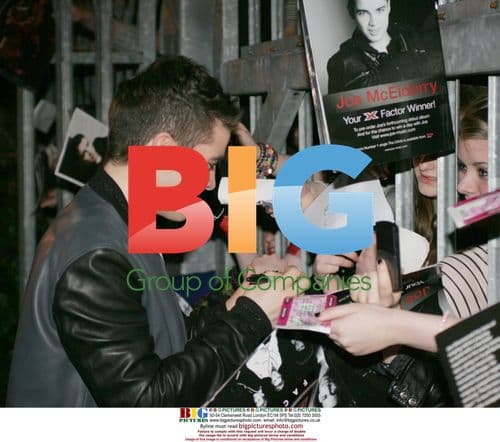 Joe McElderry Receives Platinum Disc