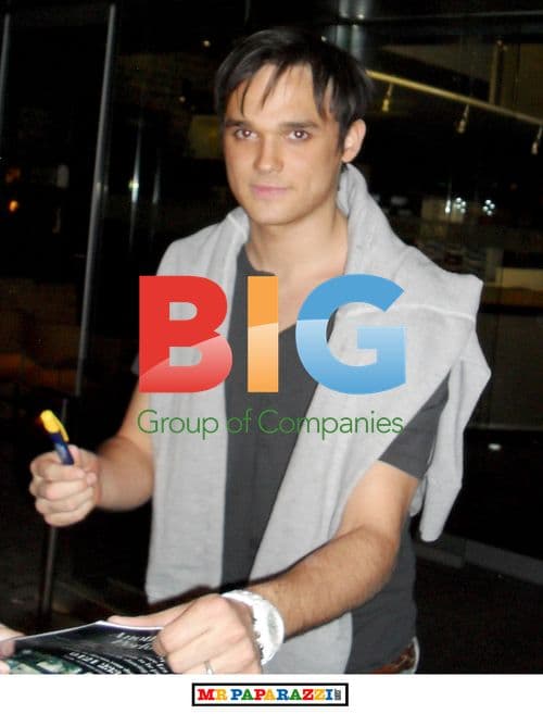 Gareth Gates Signs Autographs in Birmingham