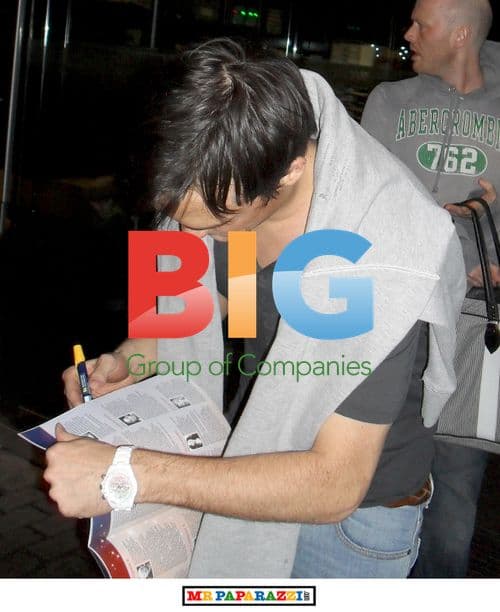 Gareth Gates Signing Autographs