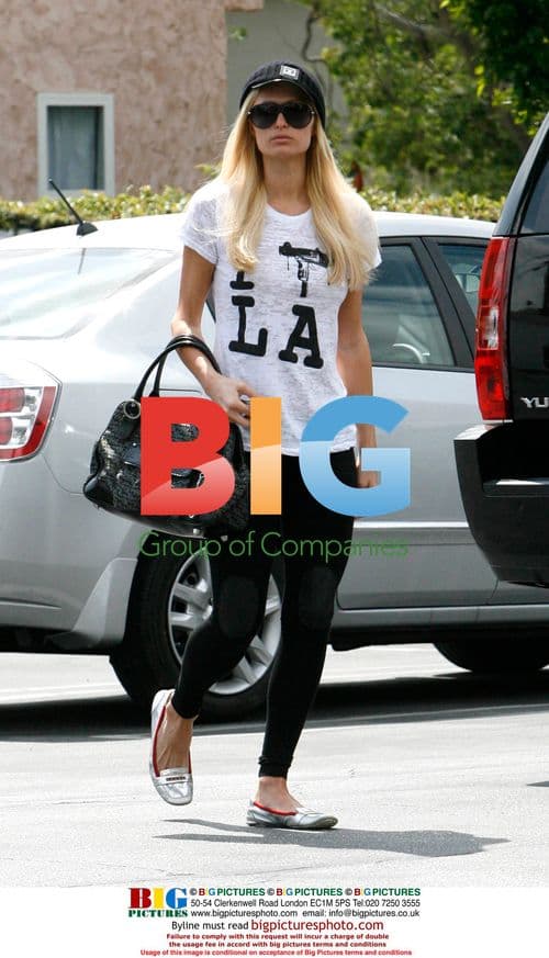 Paris Hilton in 'I gun LA' Logo Tee