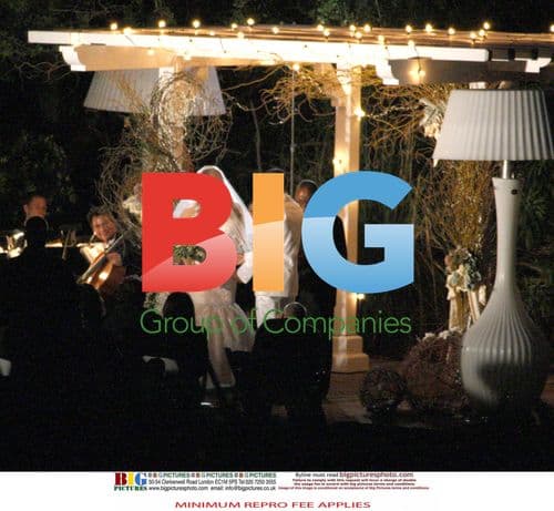 Mariah Carey Renews Wedding Vows