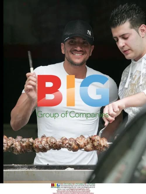 Peter Andre Has BBQ for Friends in Brighton