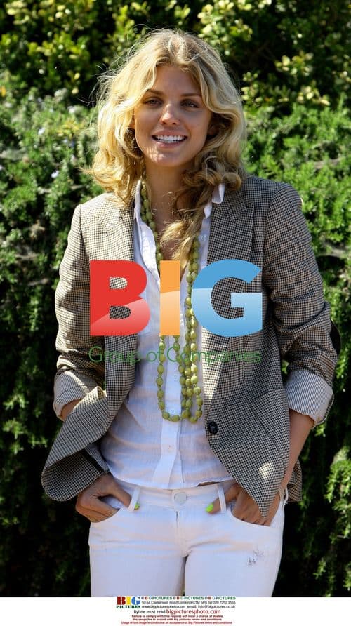 AnnaLynne McCord speaks at Tracy Park Gallery