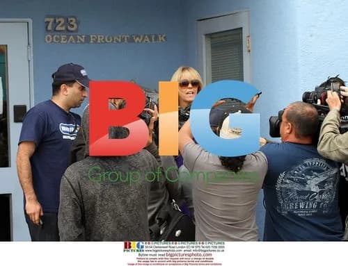 Dina Lohan picks up Lindsay Lohan