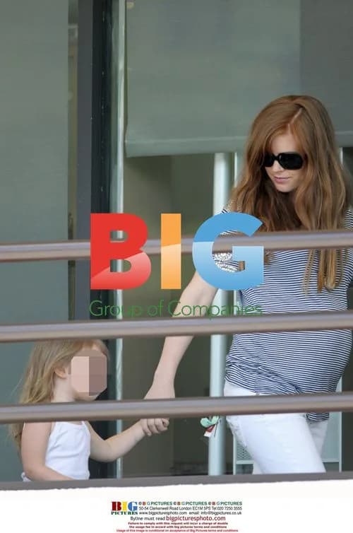 Pregnant Isla Fisher takes daughter to dance class
