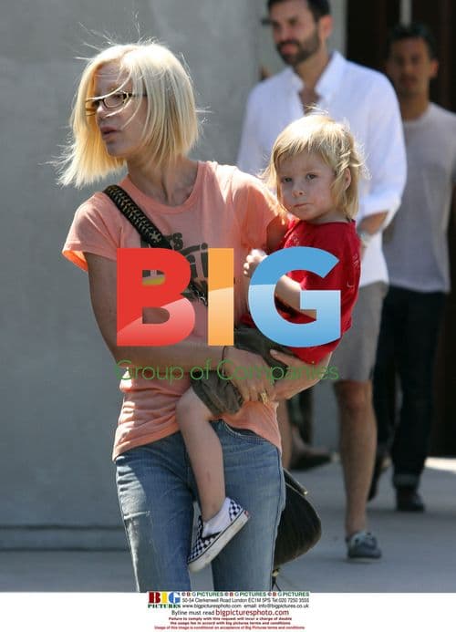 Tori Spelling Shopping with Son