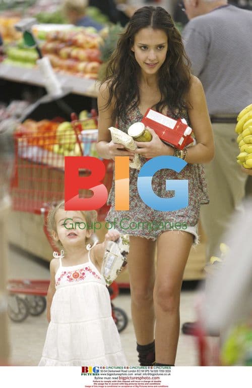 Jessica Alba and daughter shopping