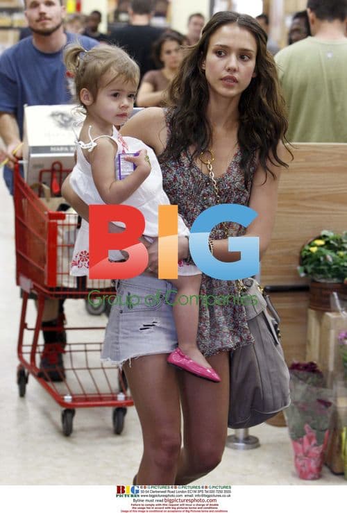 Jessica Alba Shopping with Daughter in LA